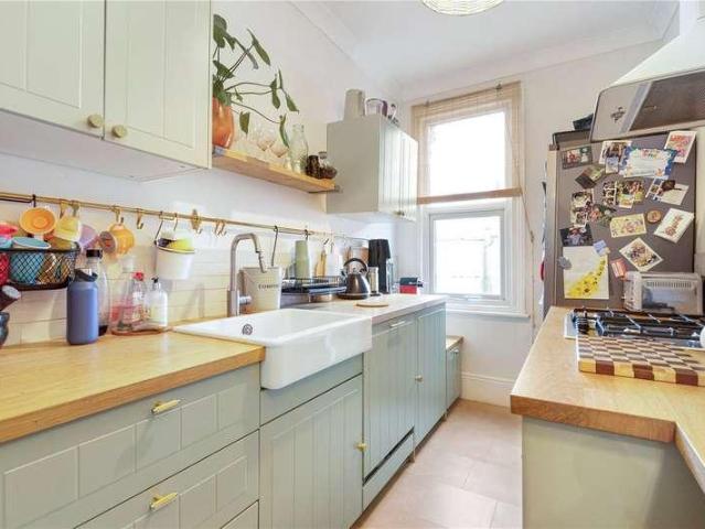 Flat for sale in Nunhead, Greater London