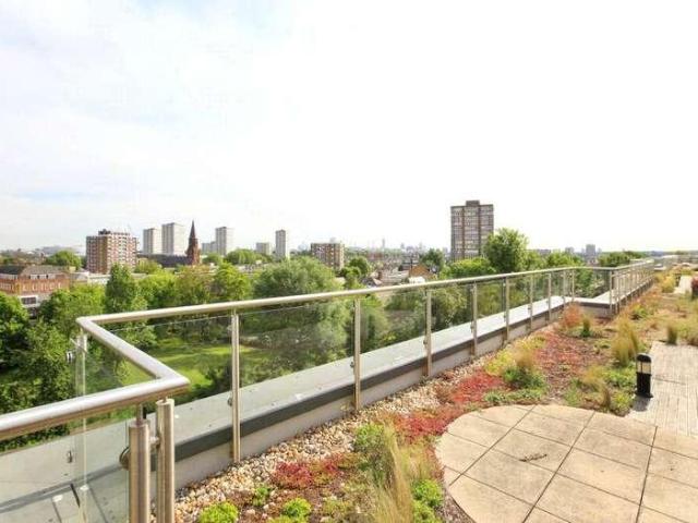 Flat for sale in Battersea, Greater London