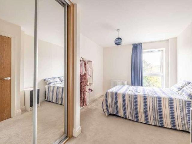 Flat for sale in Slough, Myrke