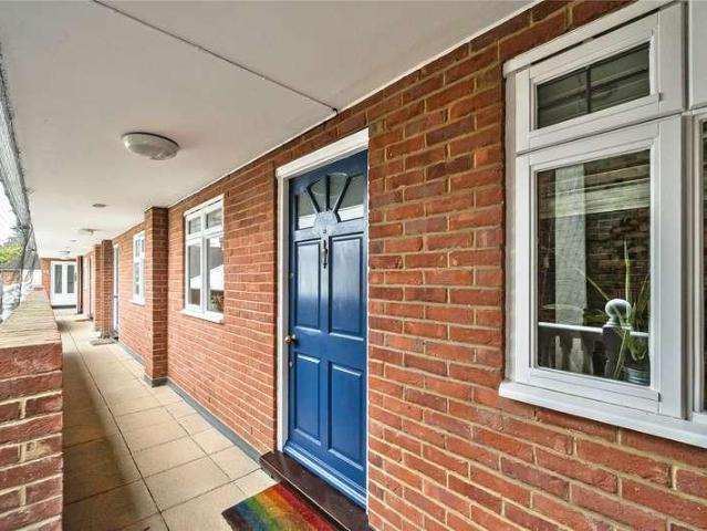 Flat for sale in Fole, Surrey