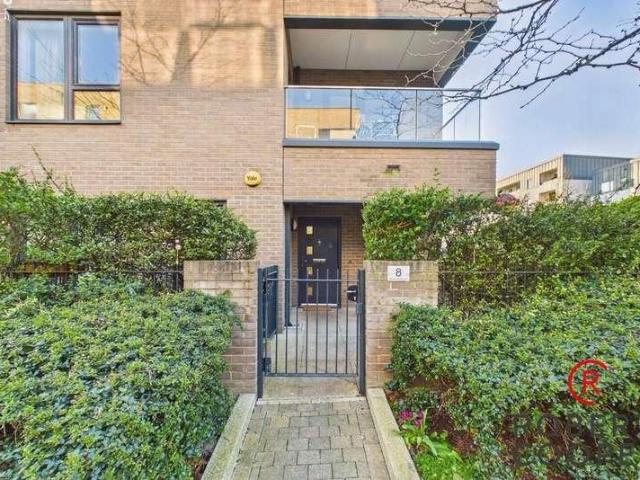 Flat for sale in Lane, Greater London