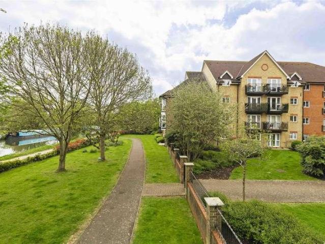 Flat for sale in Kings Hill, Colliers End