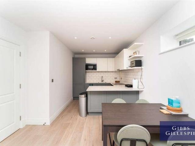 Flat for sale in London Borough of Ealing, Greater London