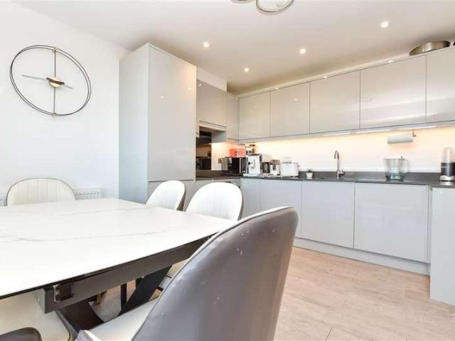 Flat for sale in Hackbridge, Greater London