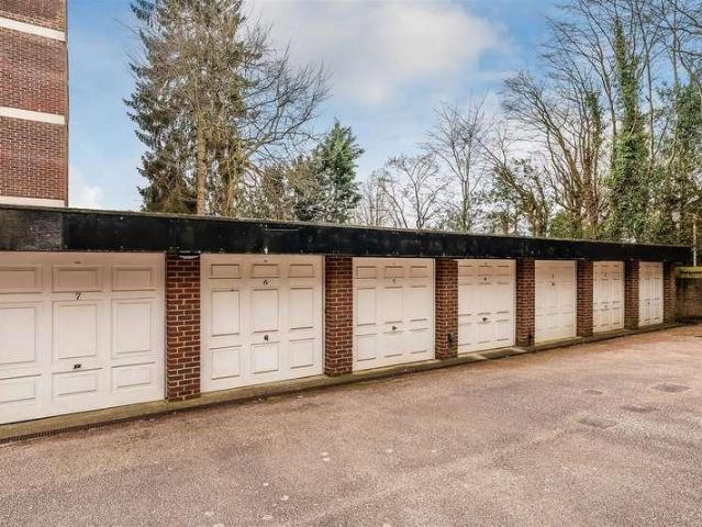 Flat for sale in Oxted, Hillview