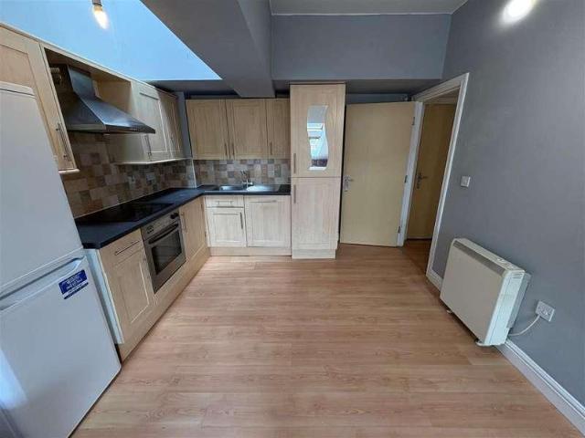 Flat for sale in Cleckheaton, West Yorkshire