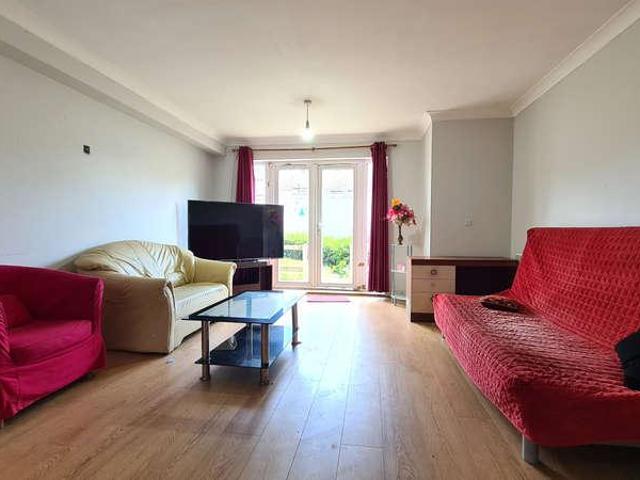 Flat for sale in London Borough of Hounslow, Greater London