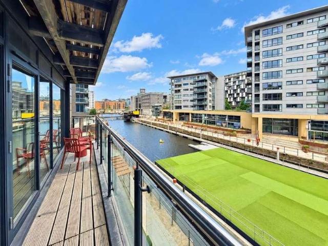 Flat for sale in Steander, Leeds