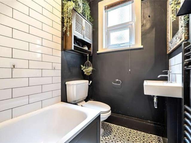 Flat for sale in Berrylands, Greater London