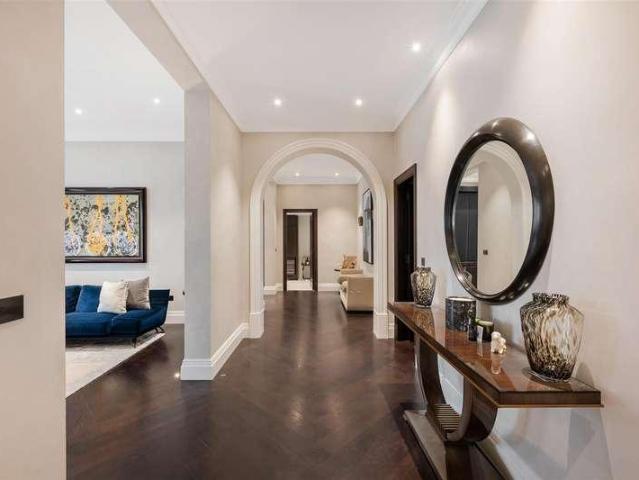 Flat for sale in Earl's Court, Greater London