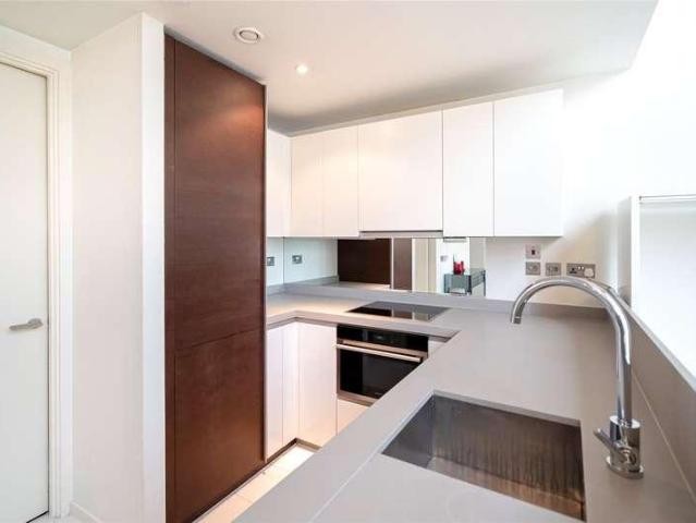 Flat for sale in Isle Of Dogs, Greater London