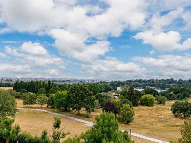 Flat for sale in Southfields, Greater London