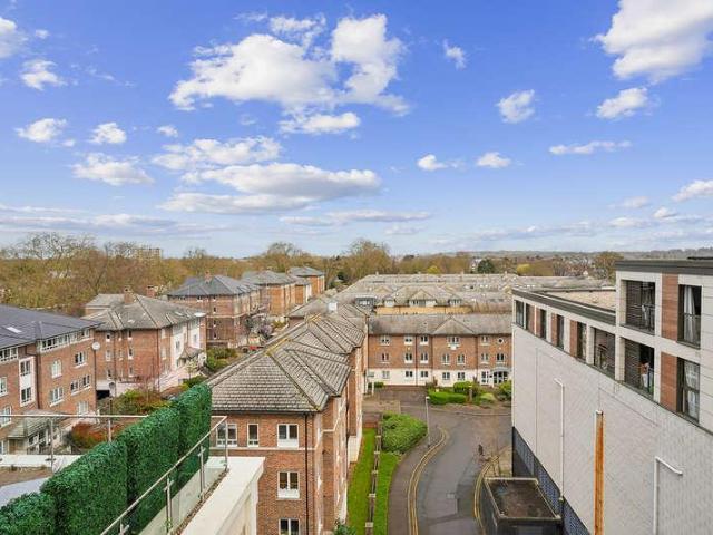 Flat for sale in Norbiton, Greater London
