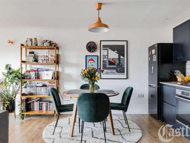 Flat for sale in London Borough of Hackney, Greater London