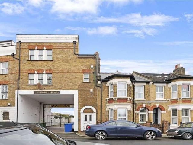Flat for sale in East Dulwich, Greater London
