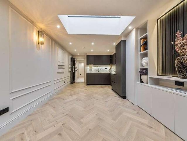 Flat for sale in London Borough of Ealing, Greater London