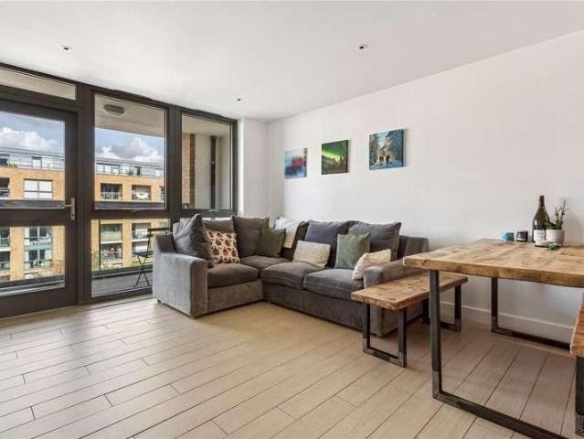 Flat for sale in Islington, Greater London