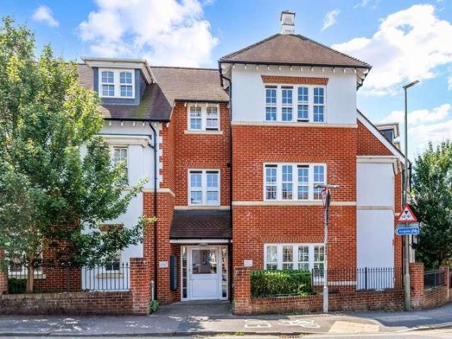 Flat for sale in Red Hill, Surrey