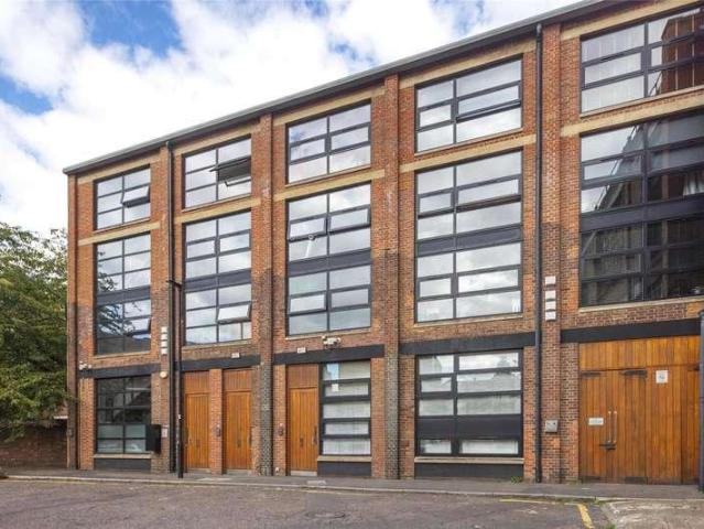 Flat for sale in Kennington Cross, Greater London