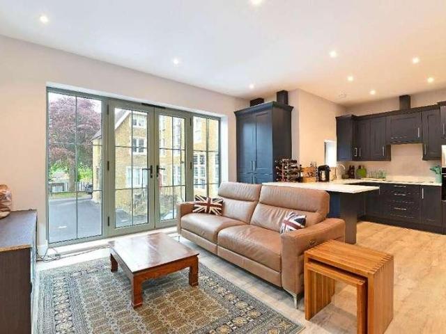 Flat for sale in Fole, Surrey