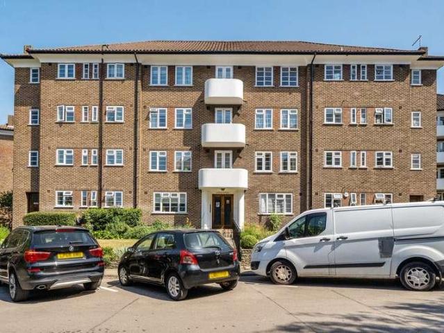 Flat for sale in North Sheen, Greater London