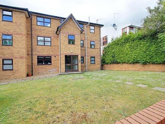 Flat for sale in Batchworth, Hertfordshire