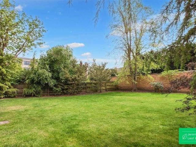 Flat for sale in Woodside Park, Greater London