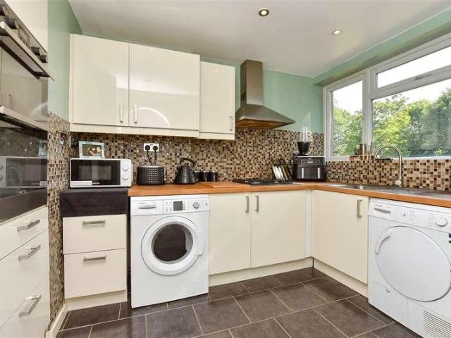 Flat for sale in Carshalton Beeches, Greater London