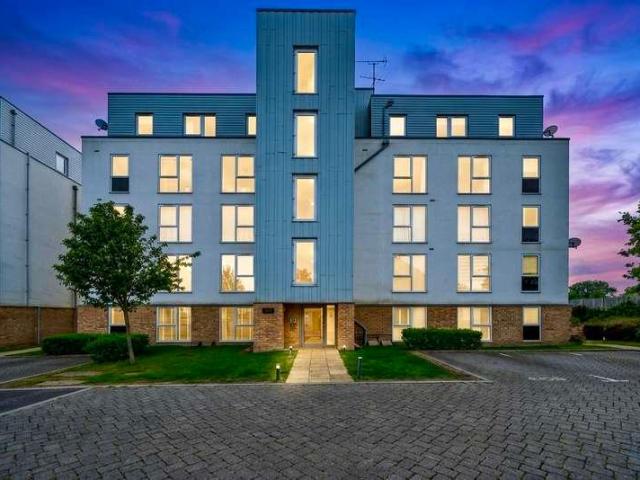 Flat for sale in Row Town, Surrey