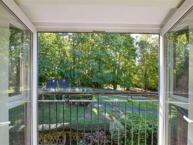 Flat for sale in Tonbridge, Tonbridge and Malling