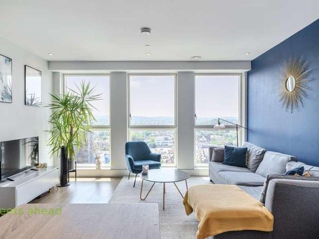 Flat for sale in London Borough of Croydon, Waddon