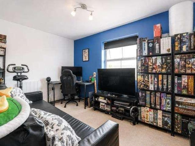 Flat for sale in Hounsome Fields, Priest Down