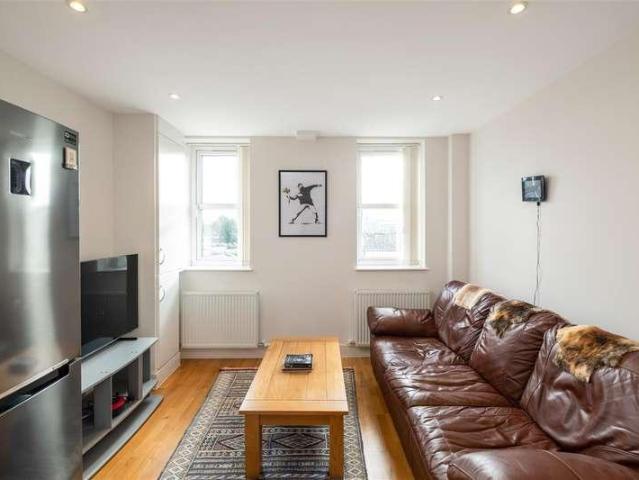 Flat for sale in Red Hill, Surrey