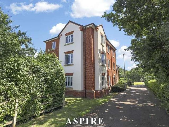 Flat for sale in Thundersley, Essex