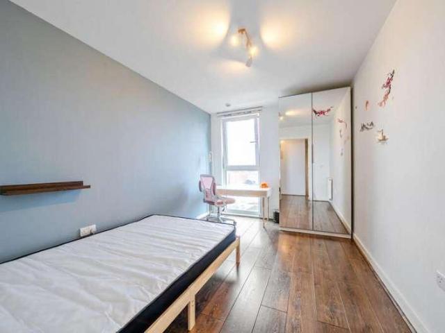 Flat for sale in Hayes, Greater London