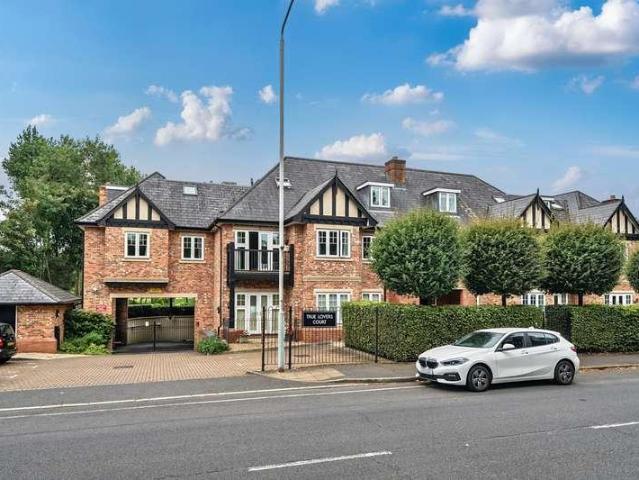 Flat for sale in Northwood, Greater London