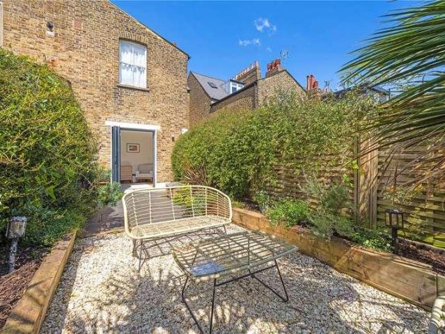 Flat for sale in East Dulwich, Greater London