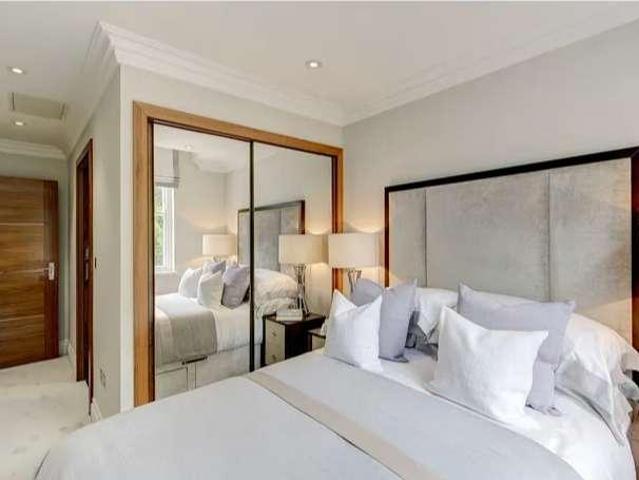 Flat for sale in Bayswater, Greater London