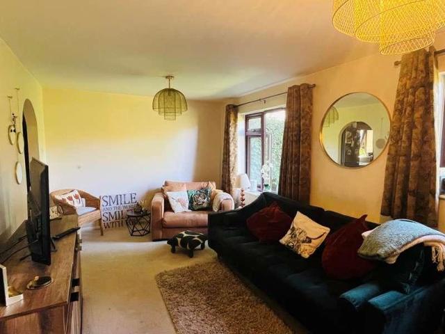 Flat for sale in Woodside, North Watford