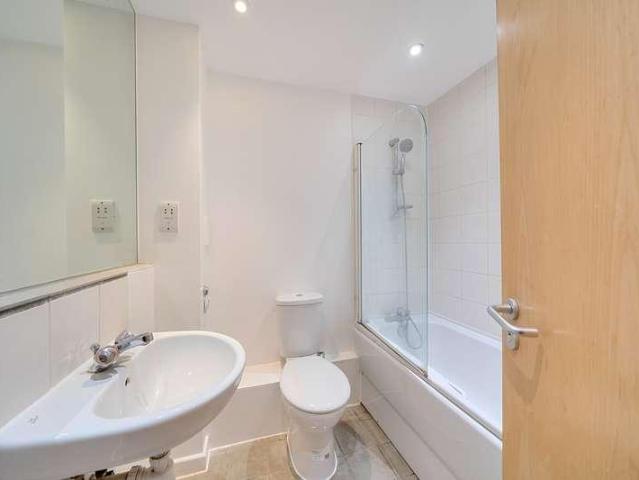 Flat for sale in Hayes, Greater London