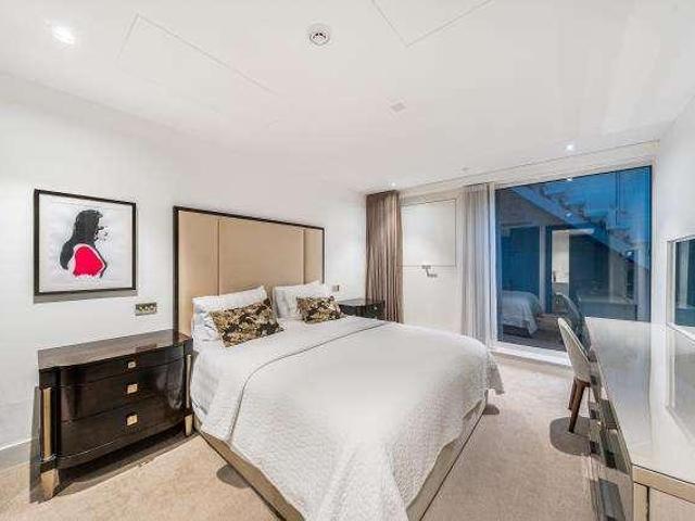 Flat for sale in Kensington, Greater London