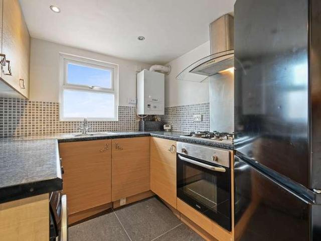 Flat for sale in Hatch End, Greater London