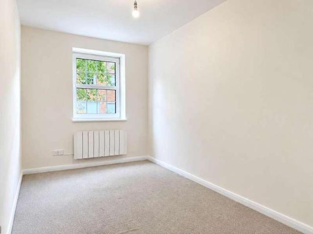 Flat for sale in Henley-on-Thames, Berrick Salome
