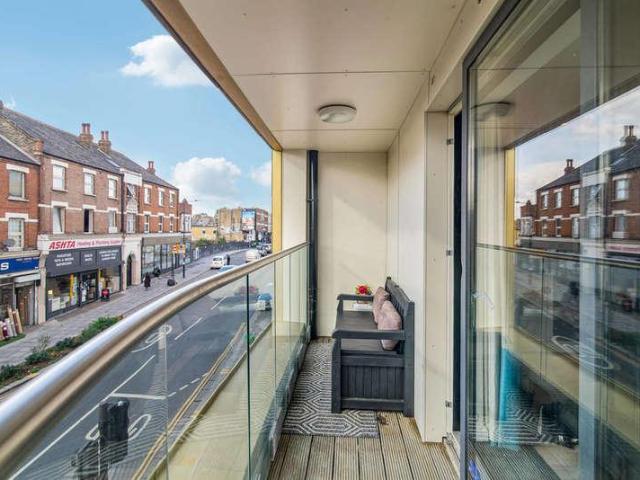 Flat for sale in Brondesbury, Greater London
