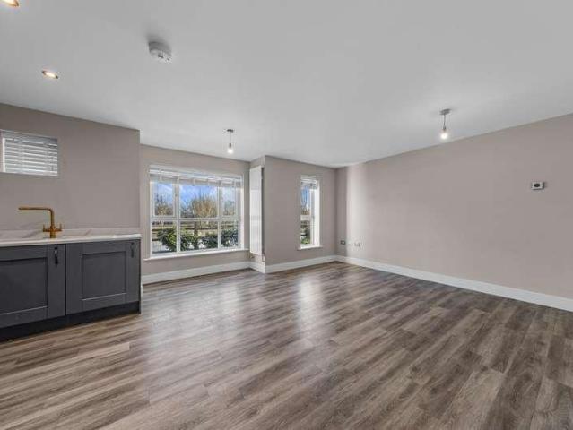 Flat for sale in Upton