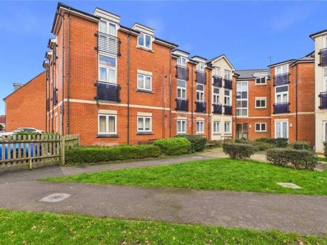 Flat for sale in Tadley, Priest Down