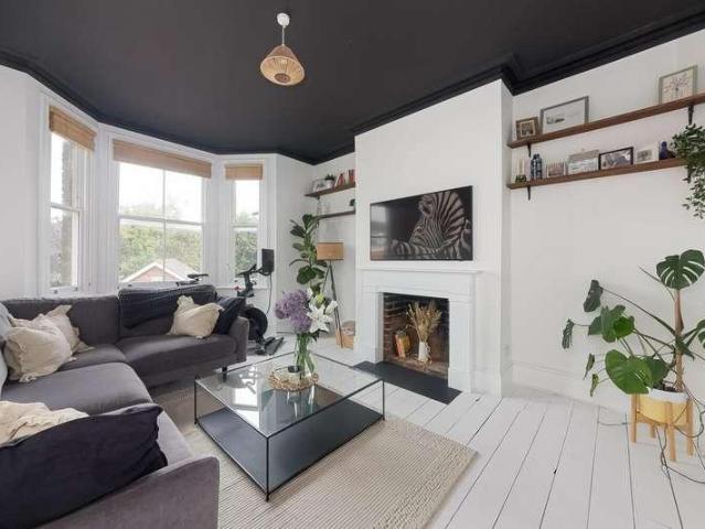 Flat for sale in Tulse Hill, Greater London
