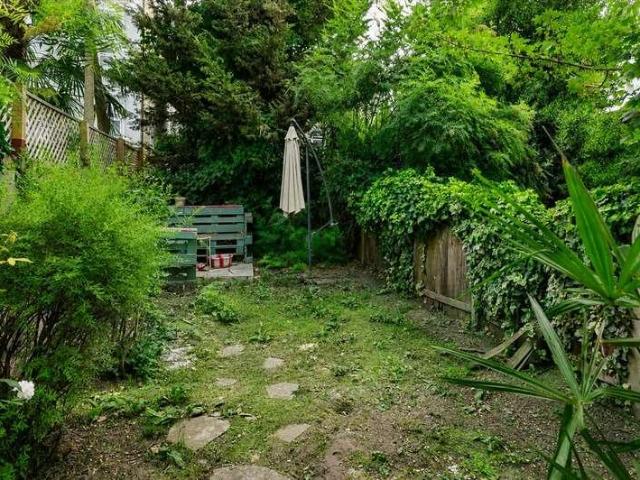 Flat for sale in Shepherd's Bush, Greater London