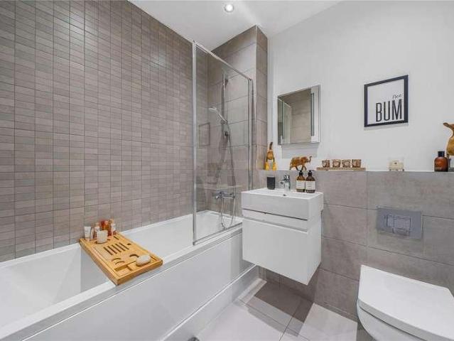 Flat for sale in Woking, Surrey