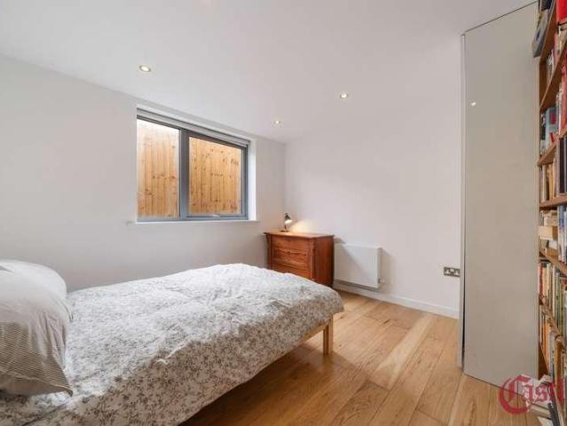 Flat for sale in Crouch End, Greater London